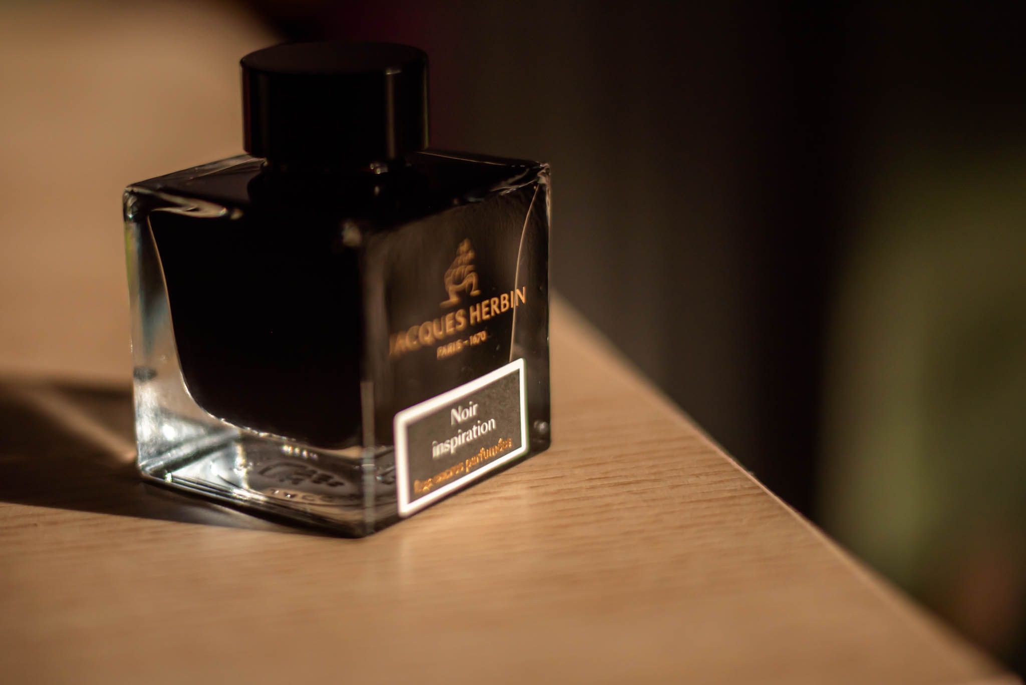 Bottle of ink called 'Jacques Herbin', subtitle 'Paris - 1670', and with a style 'Noir inspiration'